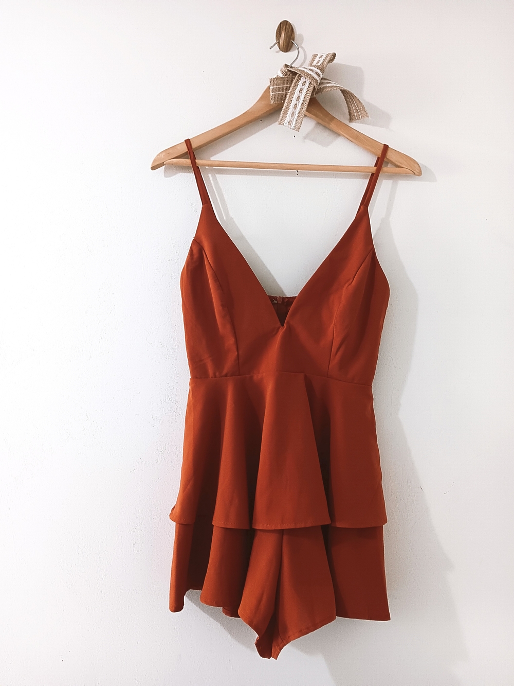 PRINCESS POLLY PLUNGE V-NECK BURNT RUST RUFFLE TIERED ROMPER SIZE 2 | XS - SMALL